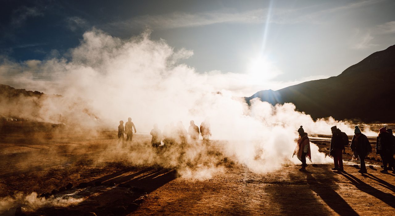 Pessoas no campo geotérmico Geyser el Tatio no Atacama