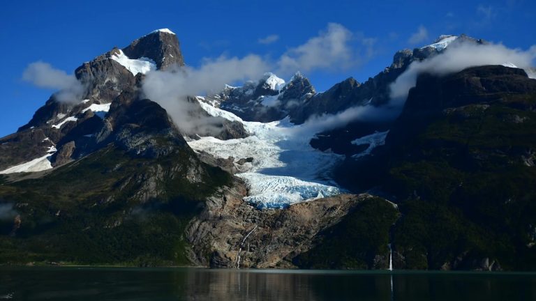 Glaciar Balmaceda visto de frente em um dia de céu limpo