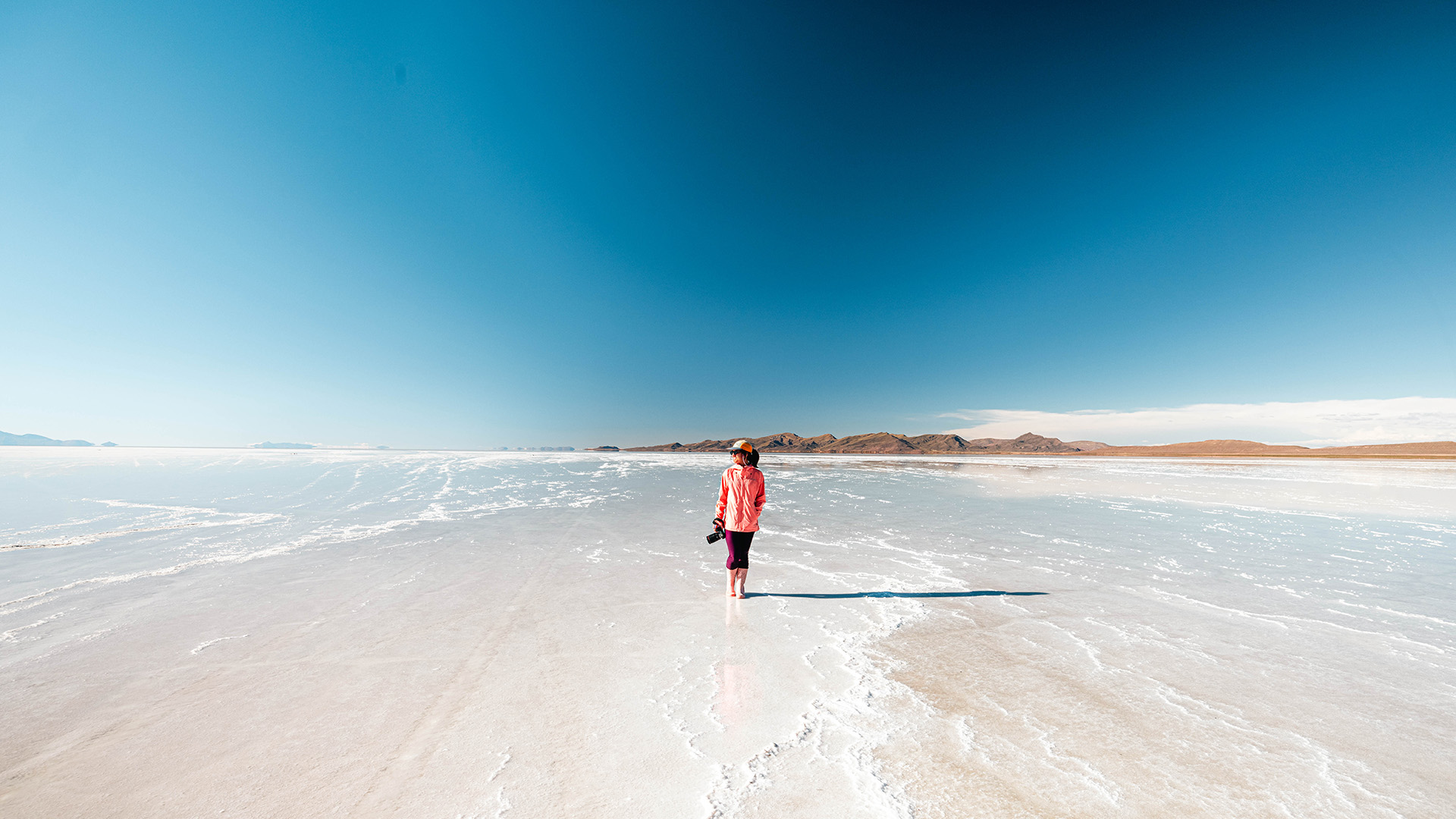 flaviabia-salar-de-uyuni-3D2N Mulher caminhando no salar de Uyuni alagado