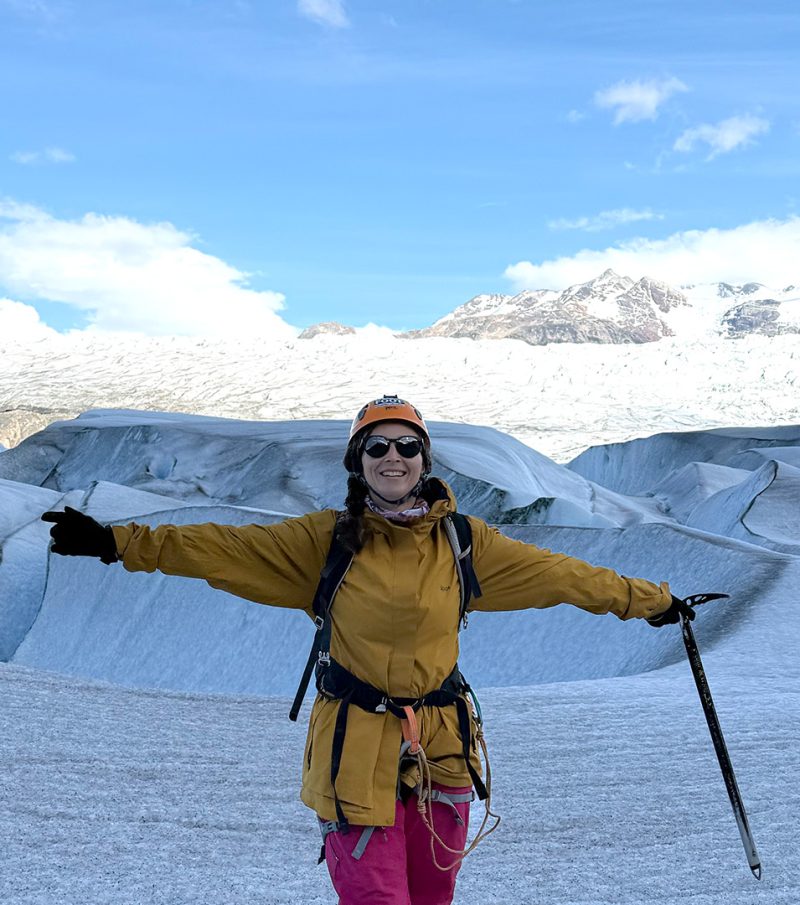 Viajante caminhando sobre o Glaciar Grey no parque Nacional Torres del Paine